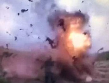 Τζιχαντιστής ζωσμένος με εκρηκτικά ανατινάζεται για να μην τον πιάσουν (βίντεο)